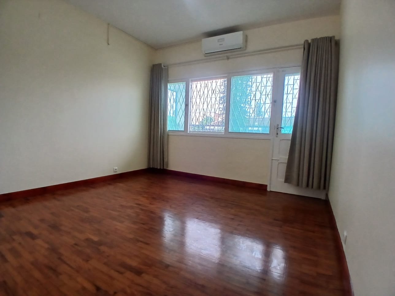 8e86dd98-6b3b-4e01-9b84-5b4201b43faf Moradia T4+1 com Piscina para Arrendamento | Sommerschield