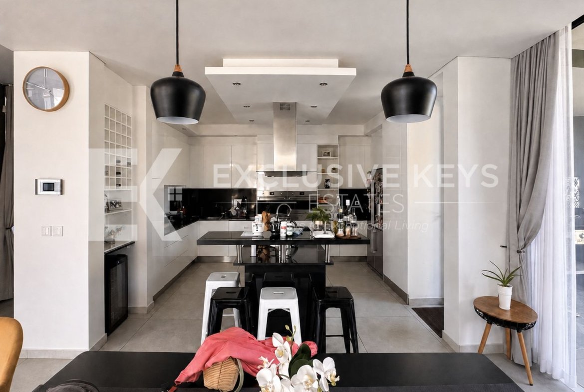 Moradia Contemporânea T4 com Piscina, Jardim e Quatro Suítes