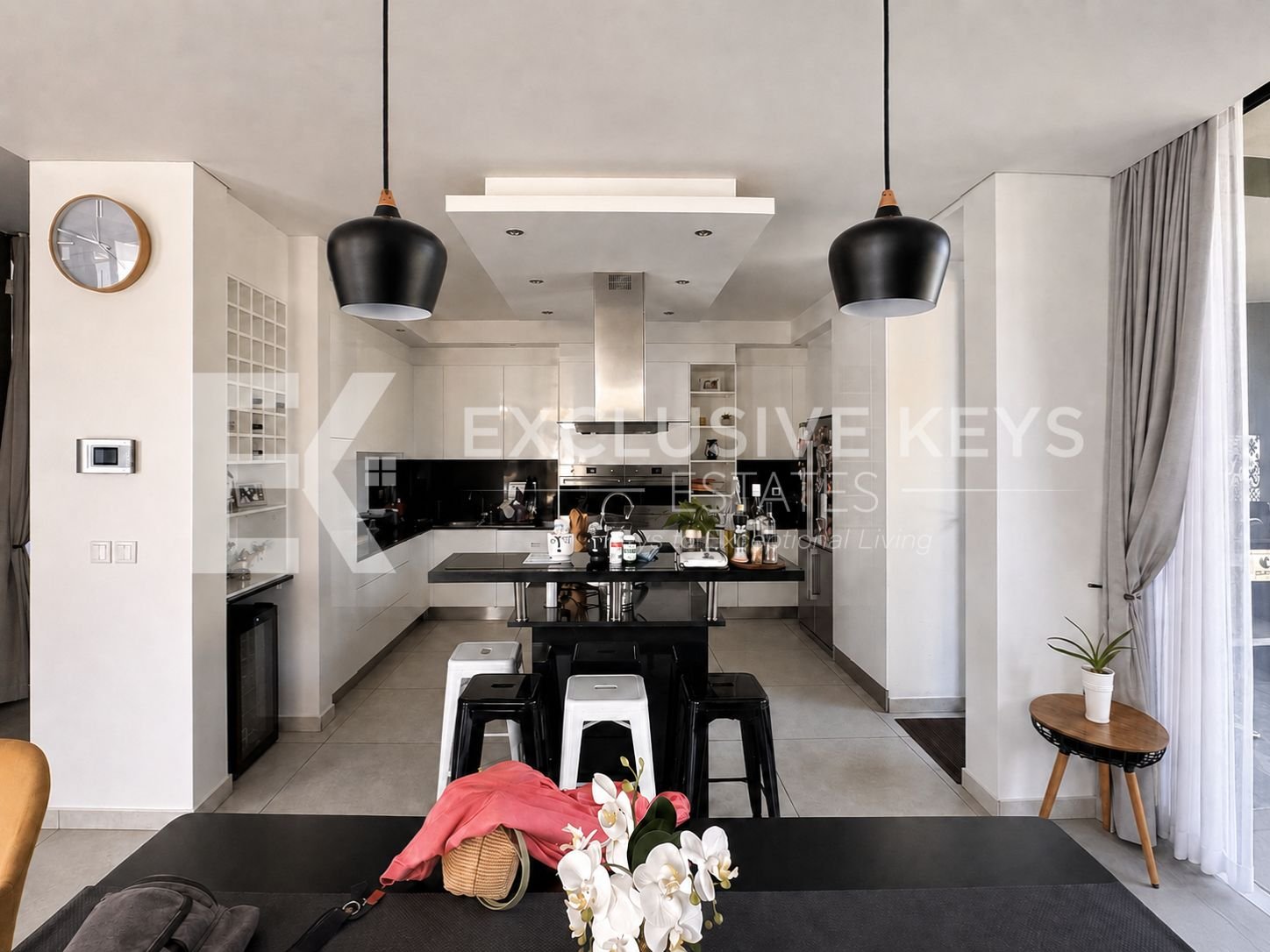 Moradia Contemporânea T4 com Piscina, Jardim e Quatro Suítes