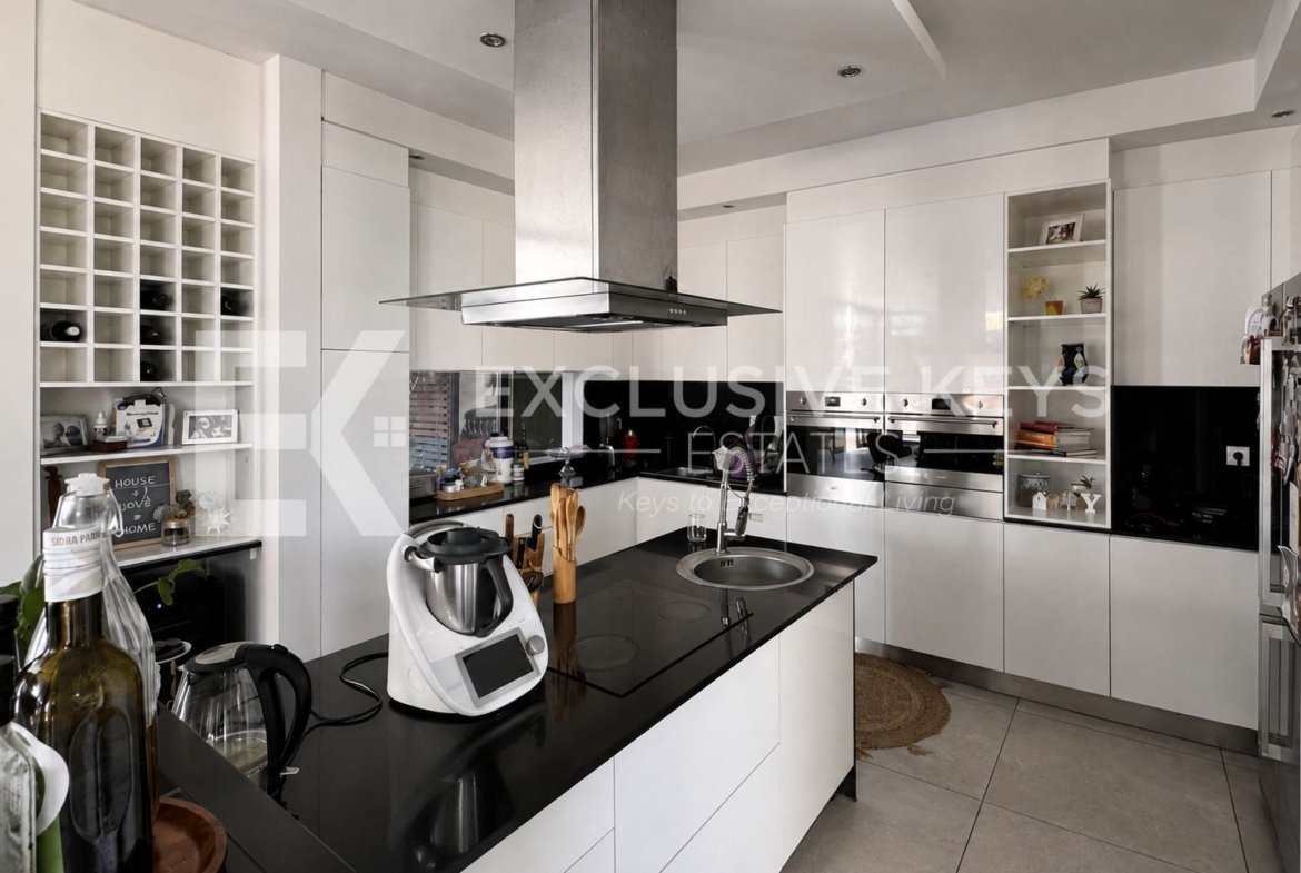 Moradia Contemporânea T4 com Piscina, Jardim e Quatro Suítes