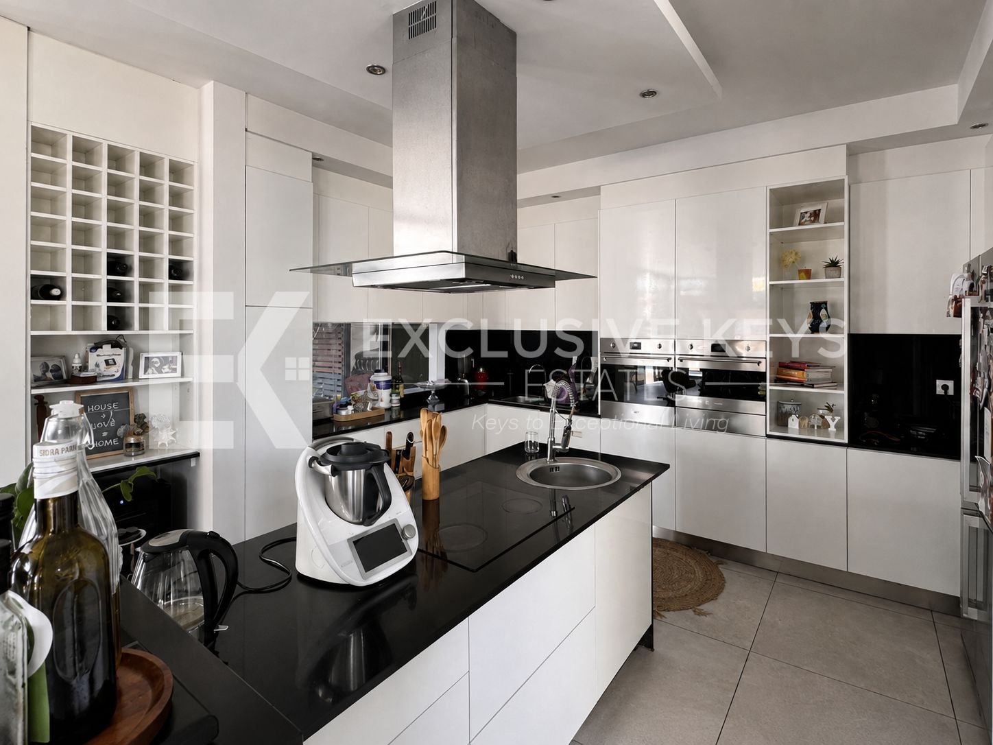 Moradia Contemporânea T4 com Piscina, Jardim e Quatro Suítes