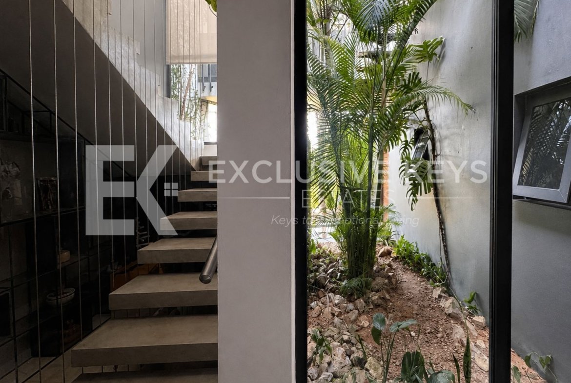 Moradia Contemporânea T4 com Piscina, Jardim e Quatro Suítes