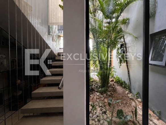 Moradia Contemporânea T4 com Piscina, Jardim e Quatro Suítes