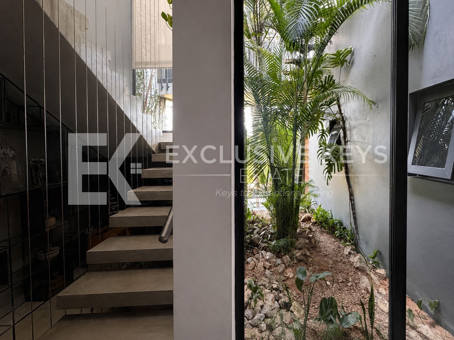 Moradia Contemporânea T4 com Piscina, Jardim e Quatro Suítes