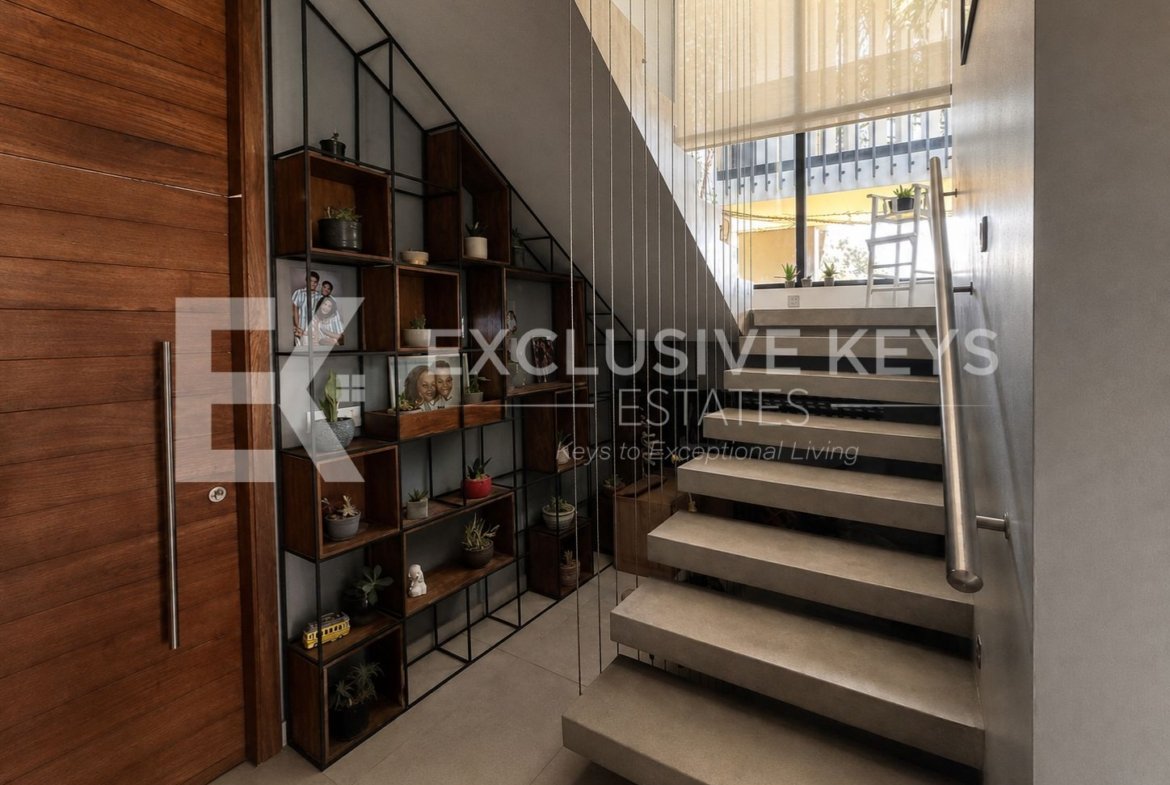 Moradia Contemporânea T4 com Piscina, Jardim e Quatro Suítes