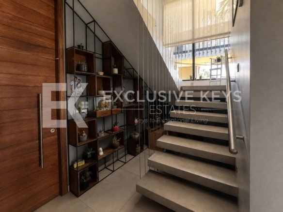 Moradia Contemporânea T4 com Piscina, Jardim e Quatro Suítes