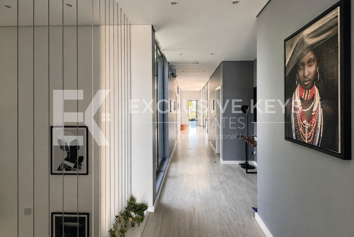 Moradia Contemporânea T4 com Piscina, Jardim e Quatro Suítes