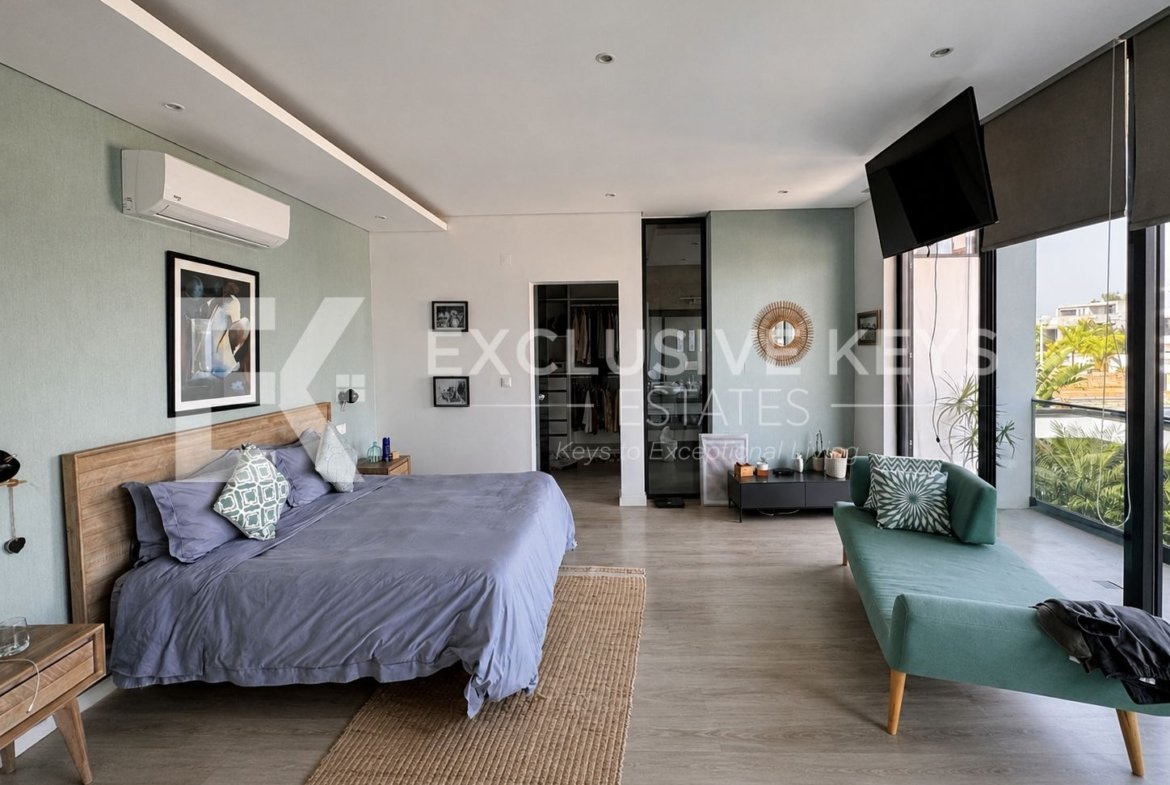 Moradia Contemporânea T4 com Piscina, Jardim e Quatro Suítes