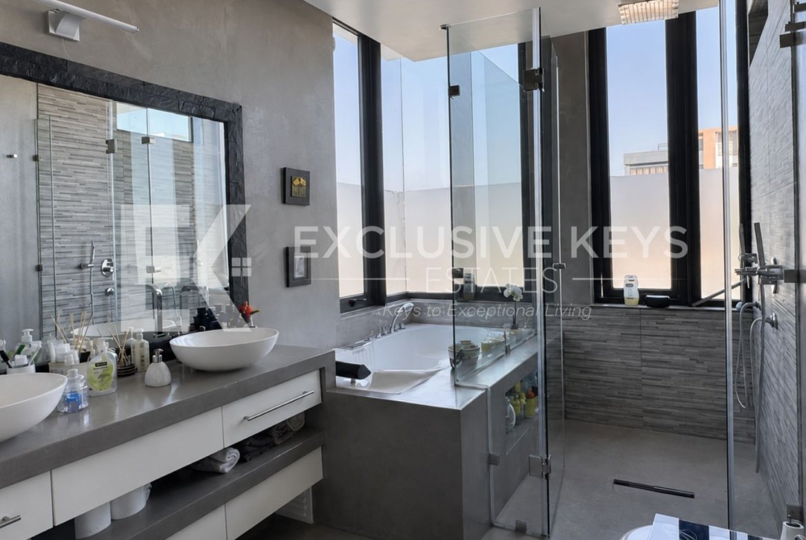 Moradia Contemporânea T4 com Piscina, Jardim e Quatro Suítes