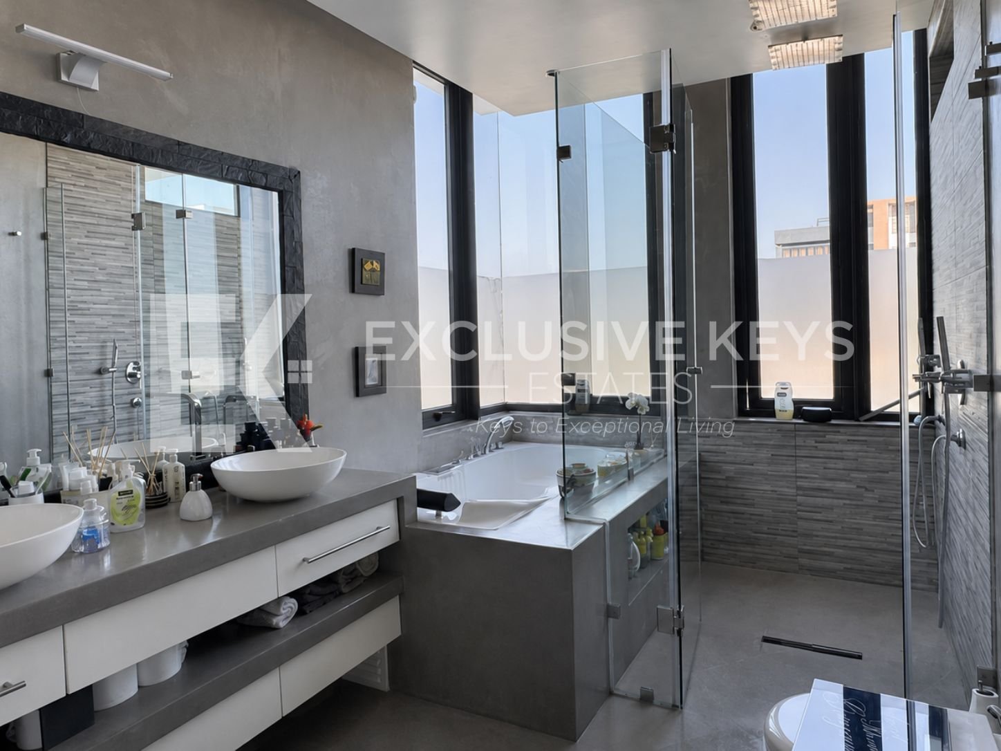 Moradia Contemporânea T4 com Piscina, Jardim e Quatro Suítes