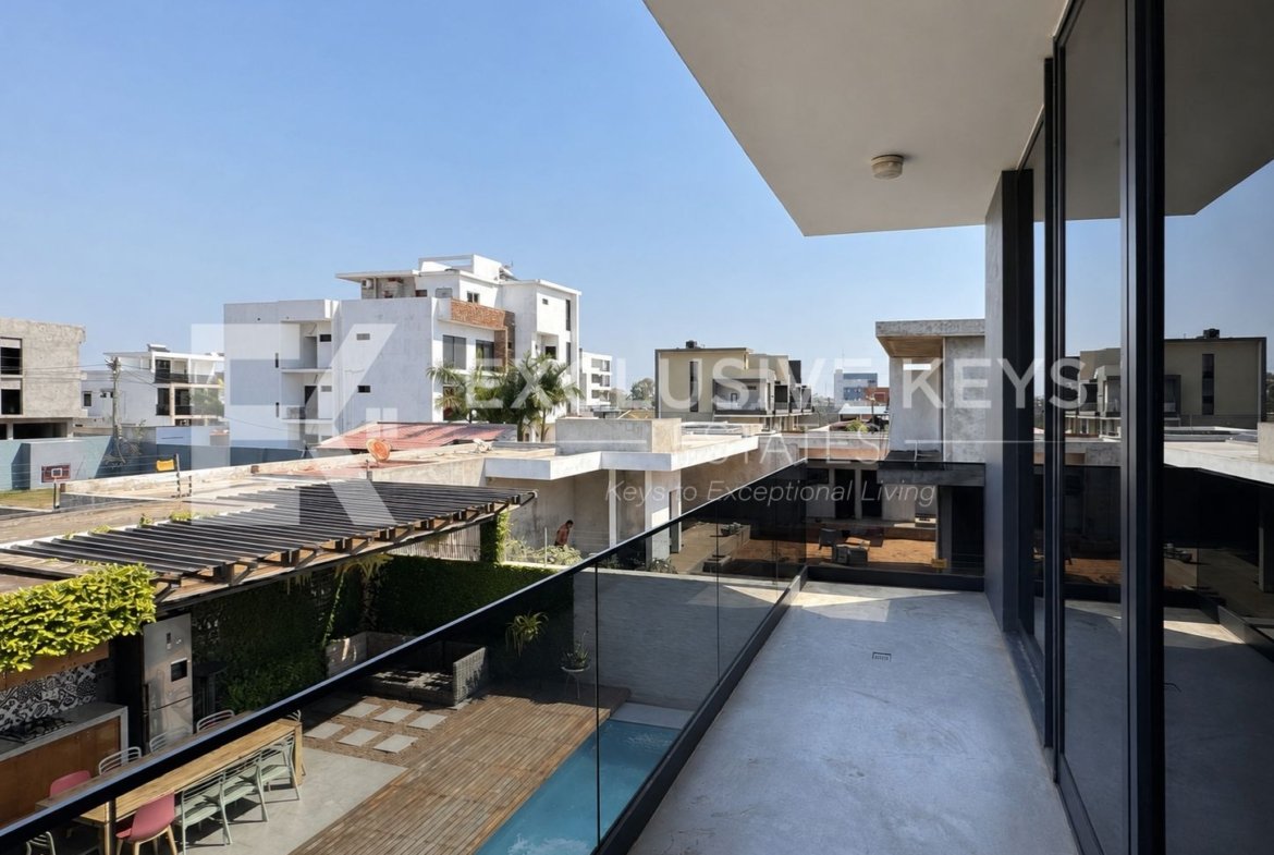 Moradia Contemporânea T4 com Piscina, Jardim e Quatro Suítes