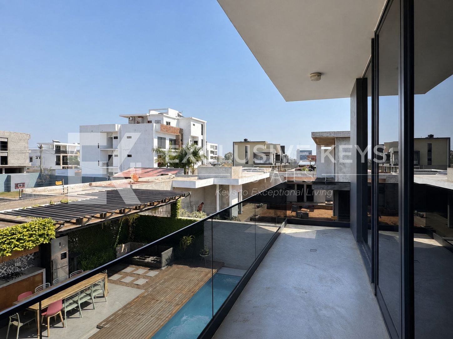 Moradia Contemporânea T4 com Piscina, Jardim e Quatro Suítes