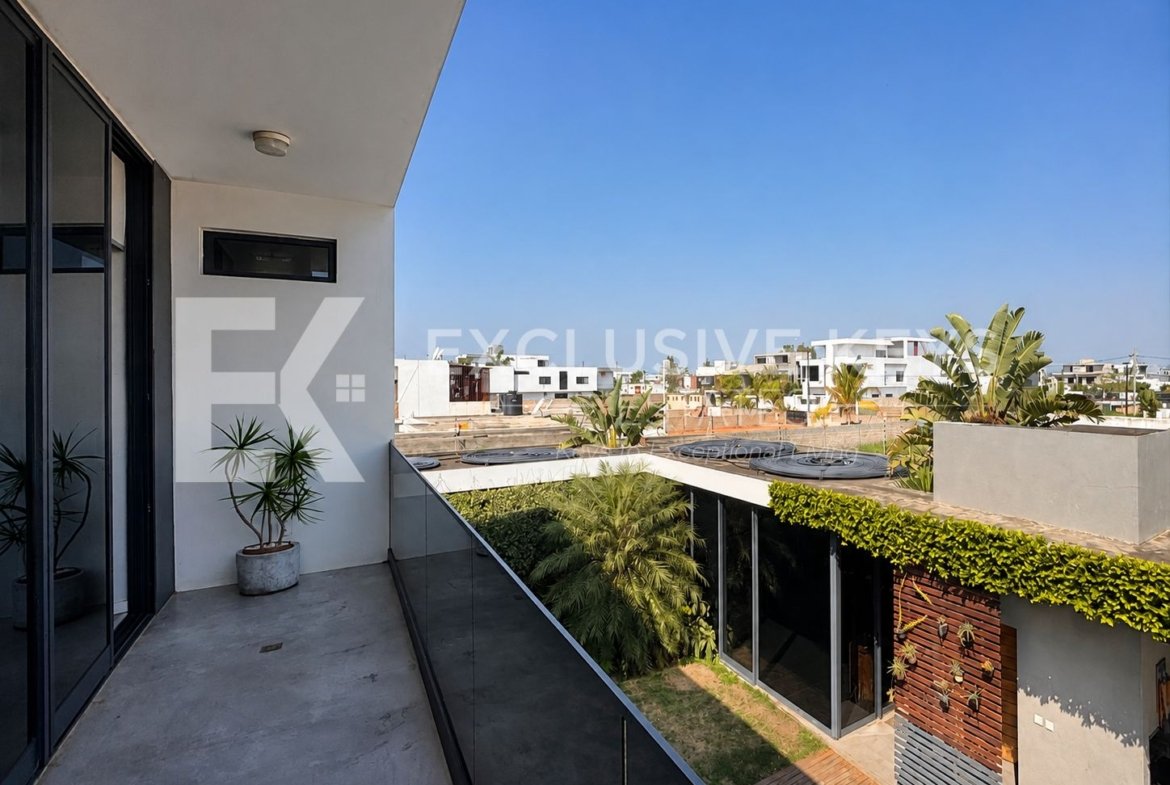 Moradia Contemporânea T4 com Piscina, Jardim e Quatro Suítes