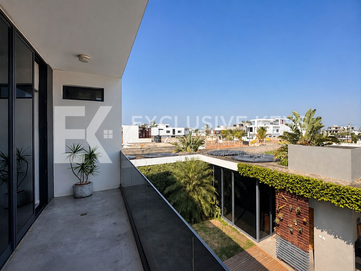 Moradia Contemporânea T4 com Piscina, Jardim e Quatro Suítes