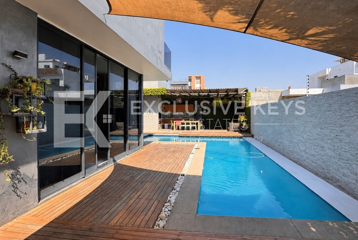 Moradia Contemporânea T4 com Piscina, Jardim e Quatro Suítes