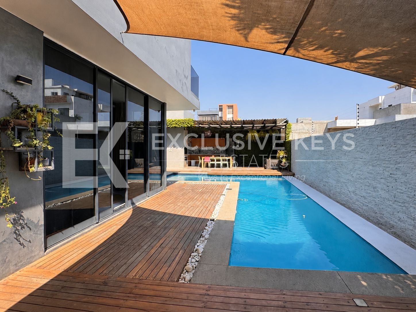 Moradia Contemporânea T4 com Piscina, Jardim e Quatro Suítes