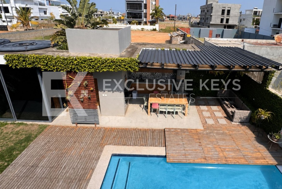 Moradia Contemporânea T4 com Piscina, Jardim e Quatro Suítes