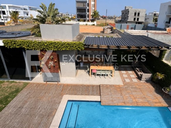 Moradia Contemporânea T4 com Piscina, Jardim e Quatro Suítes