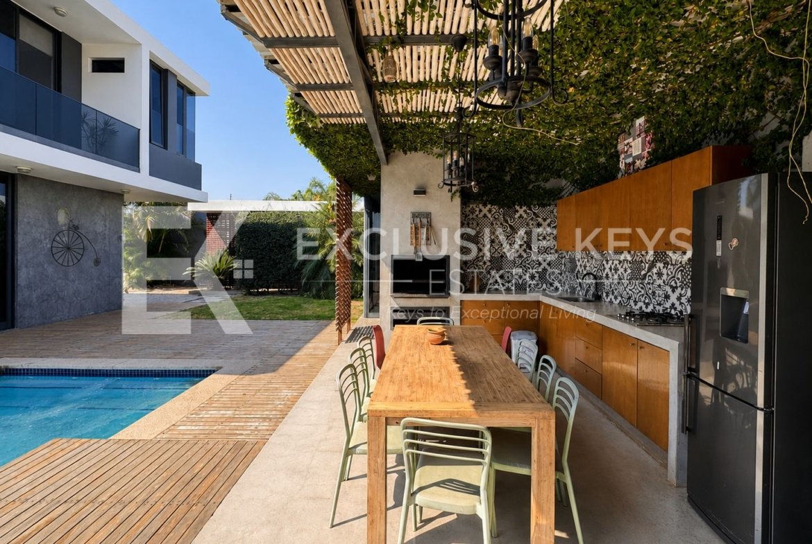 Moradia Contemporânea T4 com Piscina, Jardim e Quatro Suítes