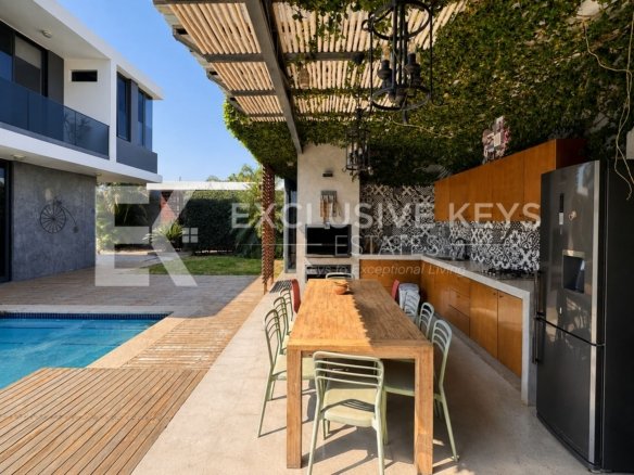 Moradia Contemporânea T4 com Piscina, Jardim e Quatro Suítes