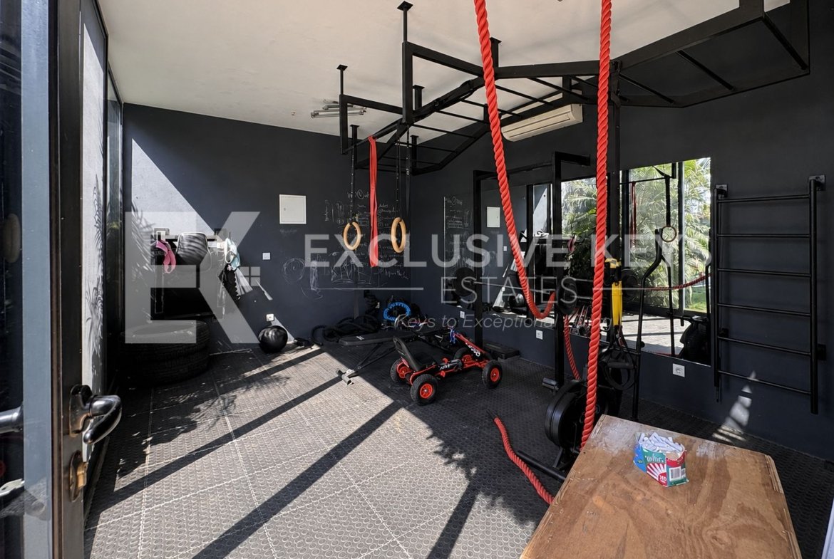 Moradia Contemporânea T4 com Piscina, Jardim e Quatro Suítes