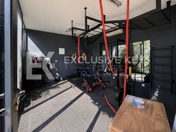 Moradia Contemporânea T4 com Piscina, Jardim e Quatro Suítes