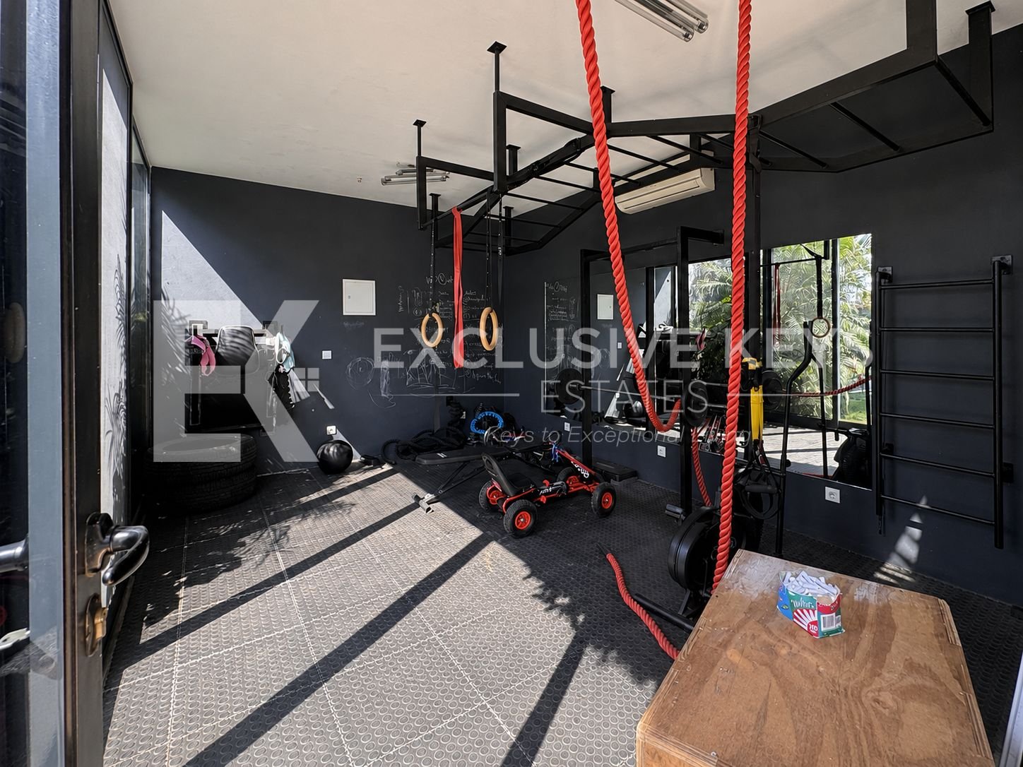 Moradia Contemporânea T4 com Piscina, Jardim e Quatro Suítes