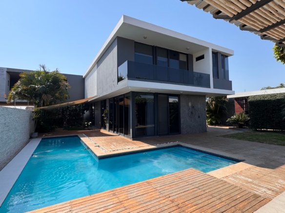 Moradia Contemporânea T4 com Piscina, Jardim e Quatro Suítes