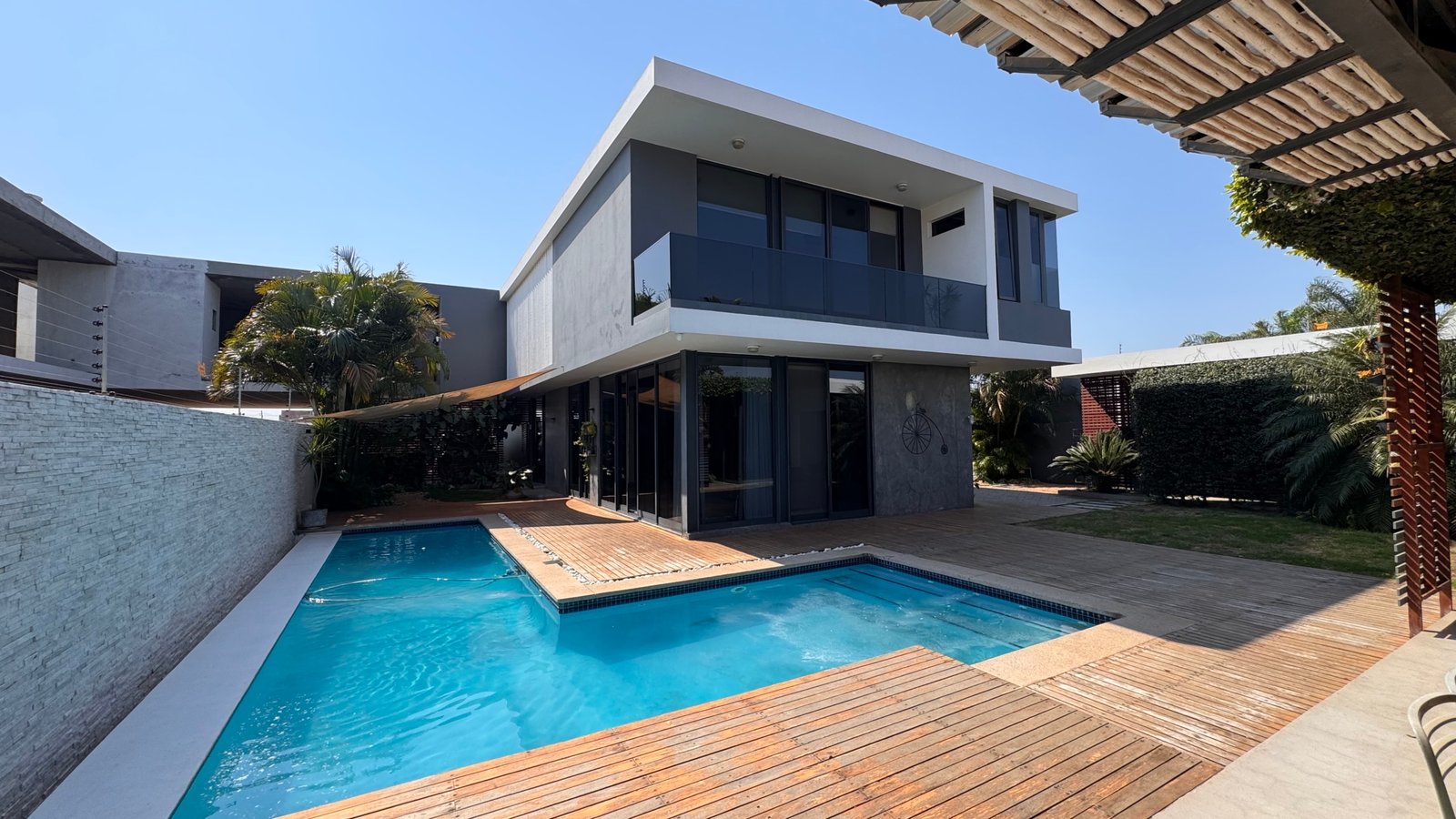 Moradia Contemporânea T4 com Piscina, Jardim e Quatro Suítes