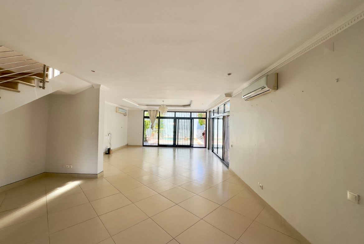 Moradia Geminada T4 com Piscina | Próxima à Escola Portuguesa