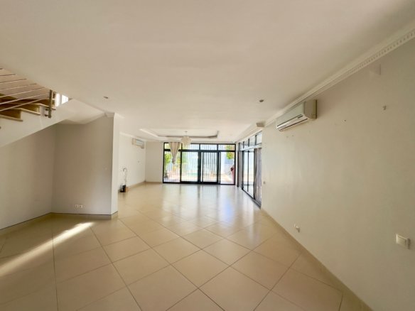 Moradia Geminada T4 com Piscina | Próxima à Escola Portuguesa