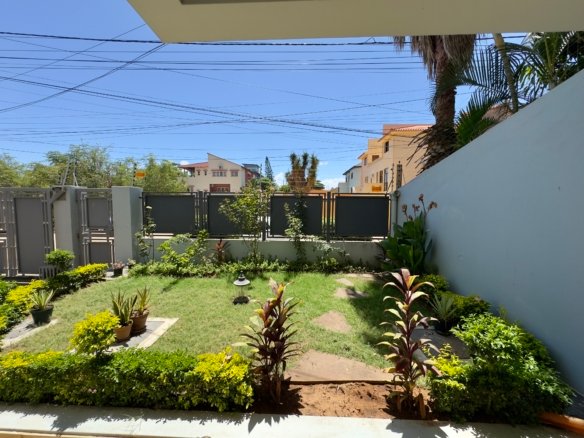 Moradia Geminada T4 com Piscina | Próxima à Escola Portuguesa