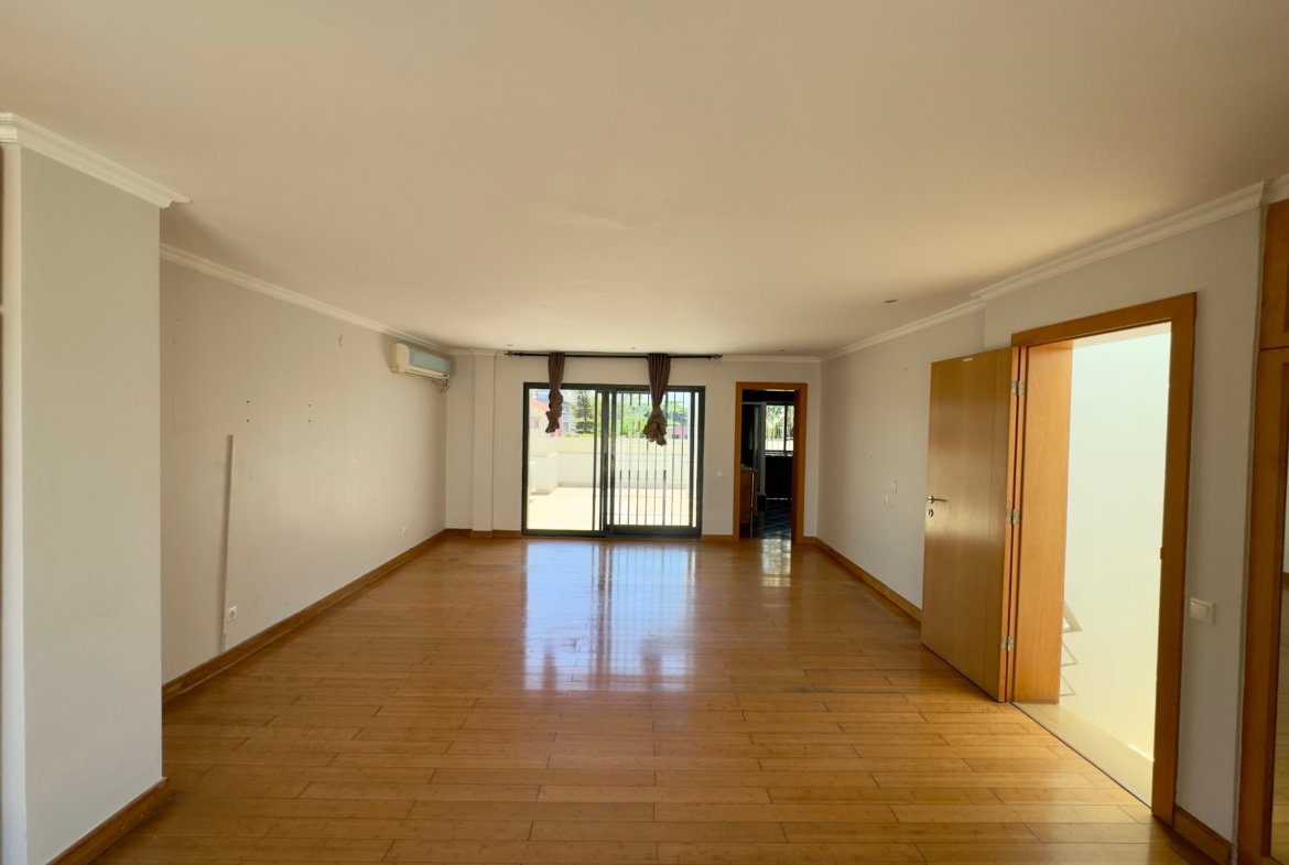 Moradia Geminada T4 com Piscina | Próxima à Escola Portuguesa