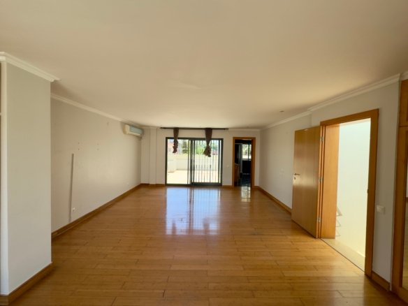 Moradia Geminada T4 com Piscina | Próxima à Escola Portuguesa
