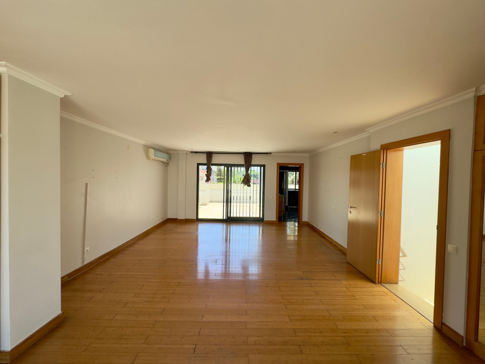 Moradia Geminada T4 com Piscina | Próxima à Escola Portuguesa