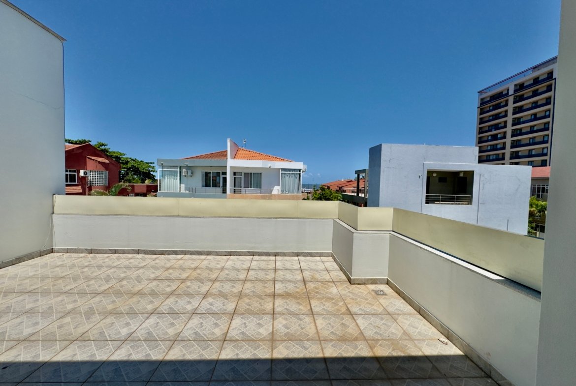 Moradia Geminada T4 com Piscina | Próxima à Escola Portuguesa