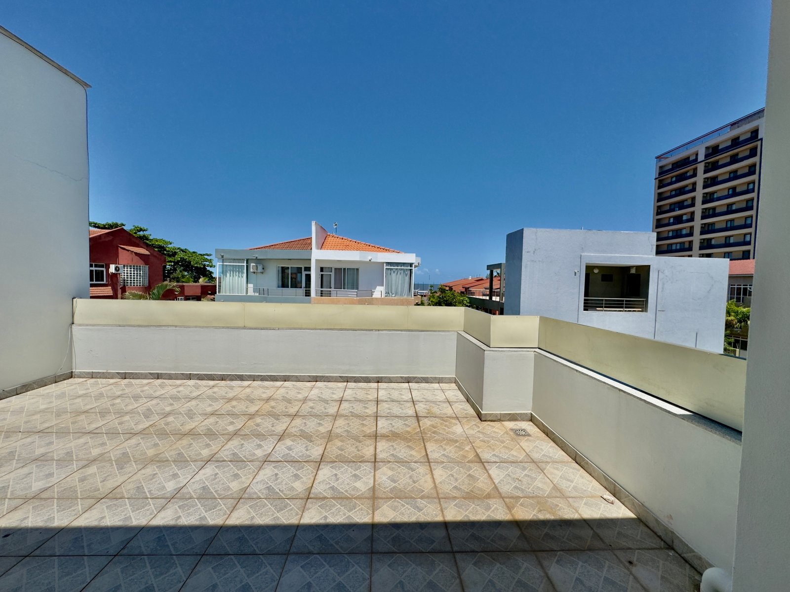 Moradia Geminada T4 com Piscina | Próxima à Escola Portuguesa