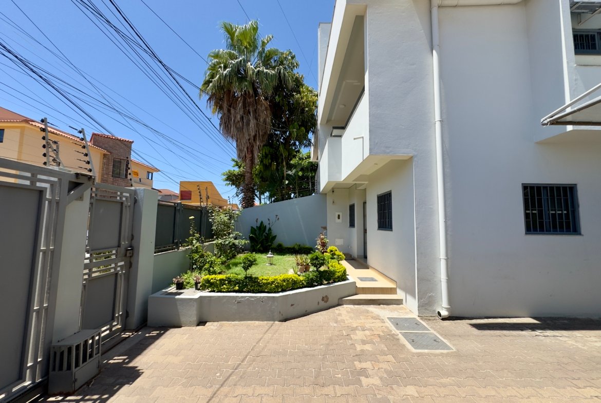 Moradia Geminada T4 com Piscina | Próxima à Escola Portuguesa