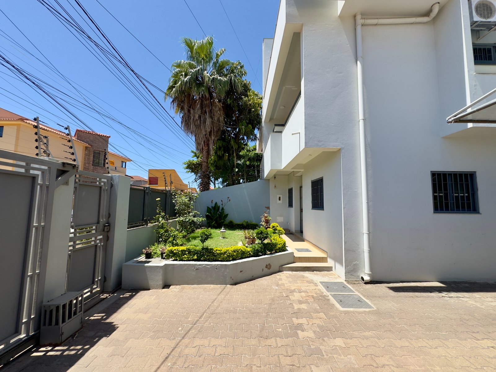 Moradia Geminada T4 com Piscina | Próxima à Escola Portuguesa