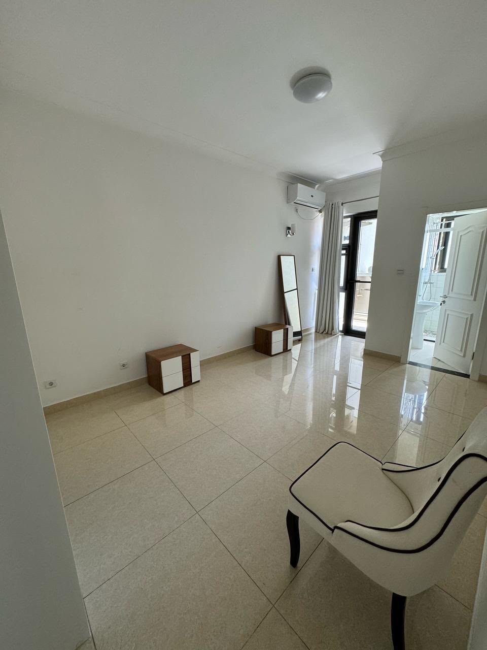 ARRENDA-SE MORADIA T5 | CONDOMÍNIO | BAIRRO DO MARÍTIMO