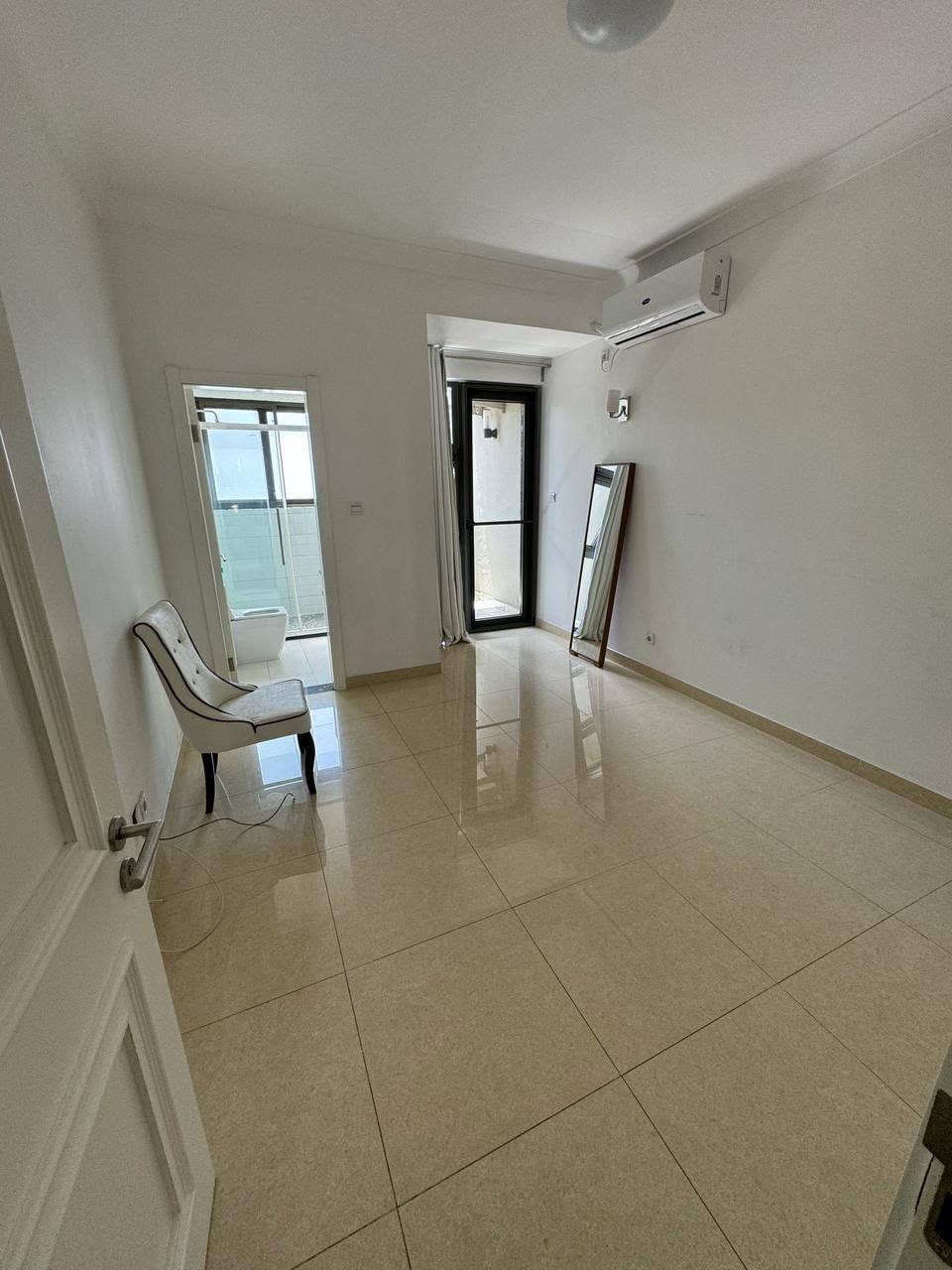 ARRENDA-SE MORADIA T5 | CONDOMÍNIO | BAIRRO DO MARÍTIMO