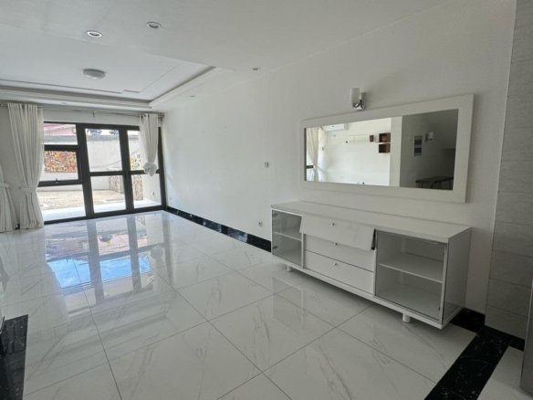 ARRENDA-SE MORADIA T5 | CONDOMÍNIO | BAIRRO DO MARÍTIMO