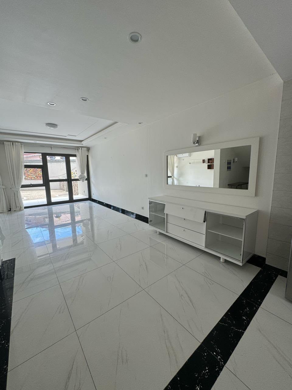 ARRENDA-SE MORADIA T5 | CONDOMÍNIO | BAIRRO DO MARÍTIMO