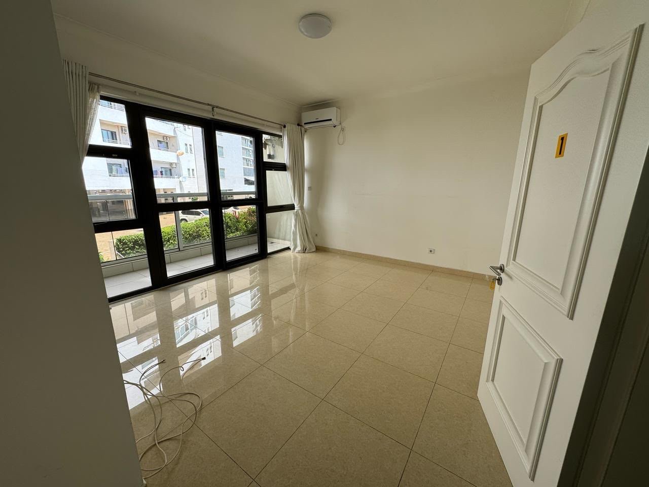 ARRENDA-SE MORADIA T5 | CONDOMÍNIO | BAIRRO DO MARÍTIMO