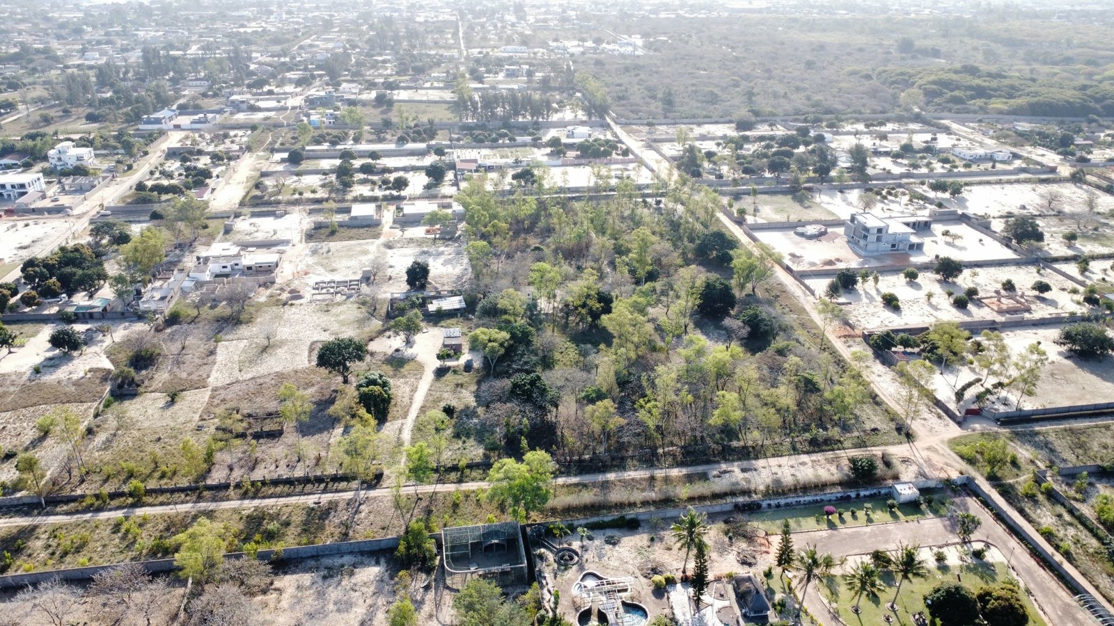 dji_fly_20260824_152506_329_1787578209159_photo_optimized Lotes de 900 m² à Venda em Cumbeza – Próximos da EN1