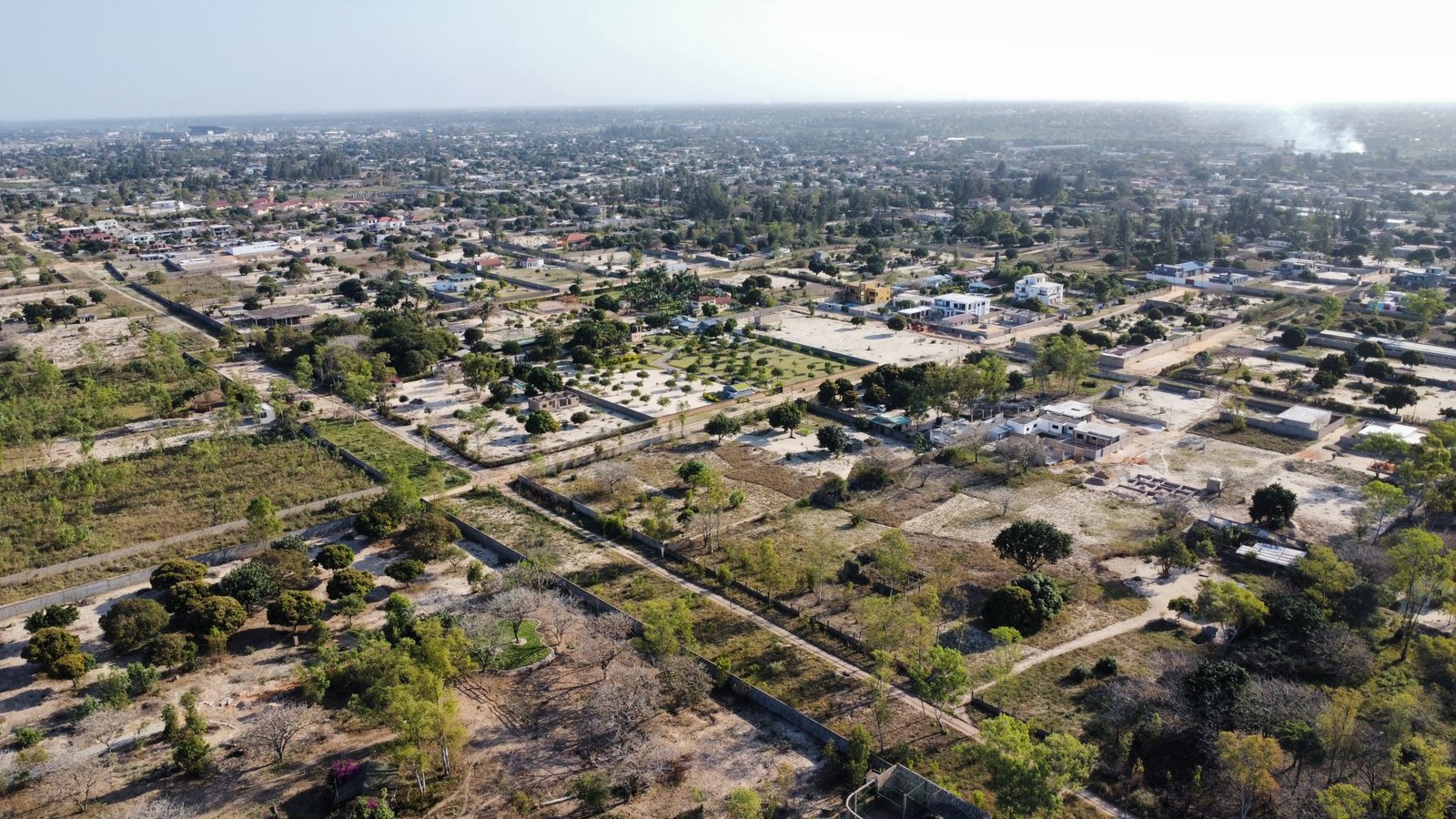 dji_fly_20260824_152704_331_1787578039777_photo_optimized Lotes de 900 m² à Venda em Cumbeza – Próximos da EN1