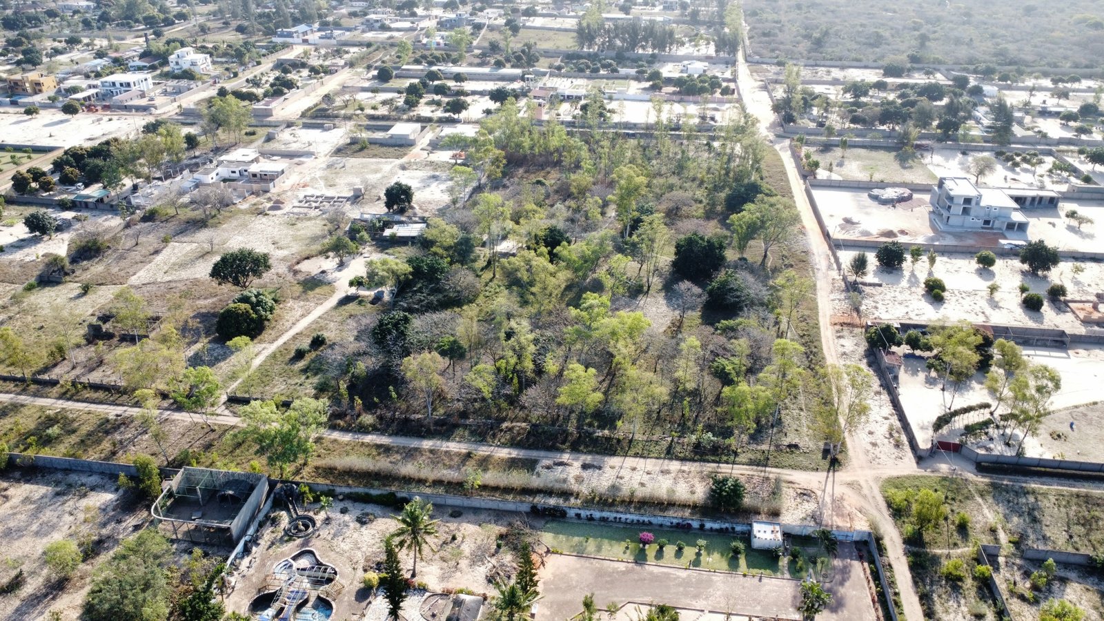 dji_fly_20260824_152712_332_1787578143437_photo_optimized Lotes de 900 m² à Venda em Cumbeza – Próximos da EN1