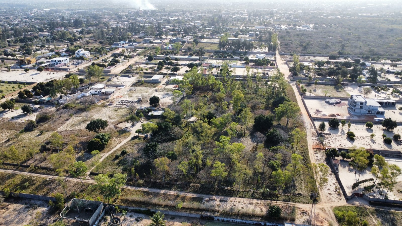 dji_fly_20260824_152728_333_1787578149337_photo_optimized Lotes de 900 m² à Venda em Cumbeza – Próximos da EN1