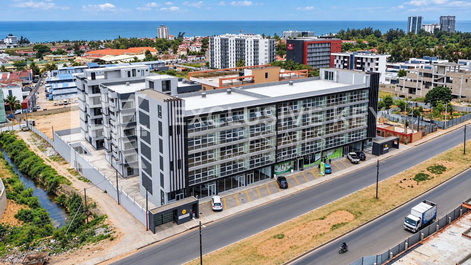 Edifício de Escritórios e Lojas para Venda