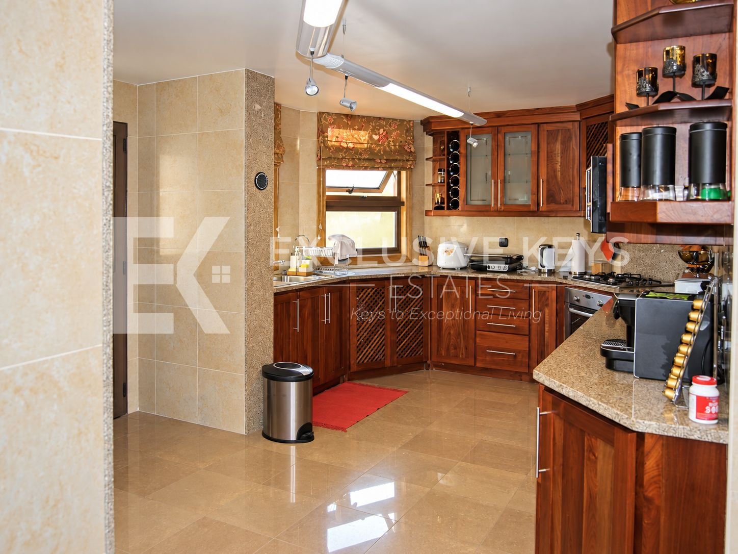 Moradia de Luxo T5 na Sommerschield — Venda e Arrendamento